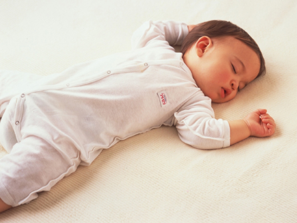 Ребенка надо уложить. Поза младенца во сне. Позы для сна новорожденного. Позы для сна грудничка. Поза на спине для сна новорожденного.